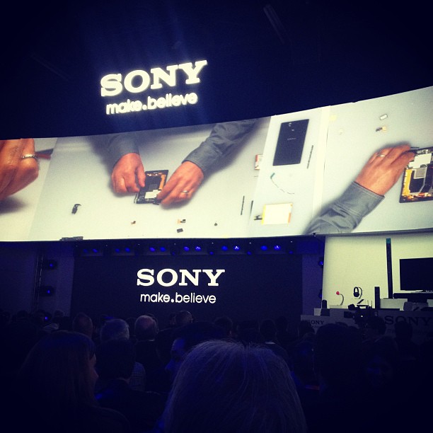 Sonyのプレスカンファレンス、あと五分で開演。会場の上部360度円形のスクリーンに、ハンディーカムを手で組み立てる映像が流れる。なんか素敵！