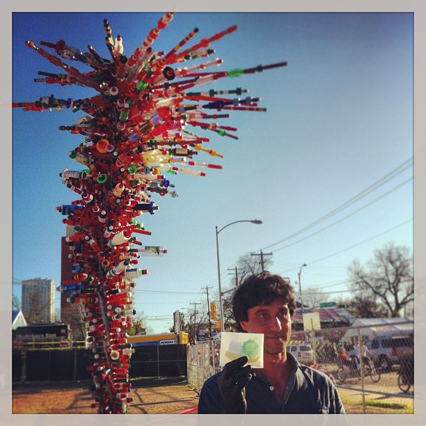 { #SXSW2013} Austin local artist/sculptor George Sabra created this tower using plastic bottles/caps recycled by the local community☆ SXSW 2014にはこれより3倍のタワーを作るらしい！