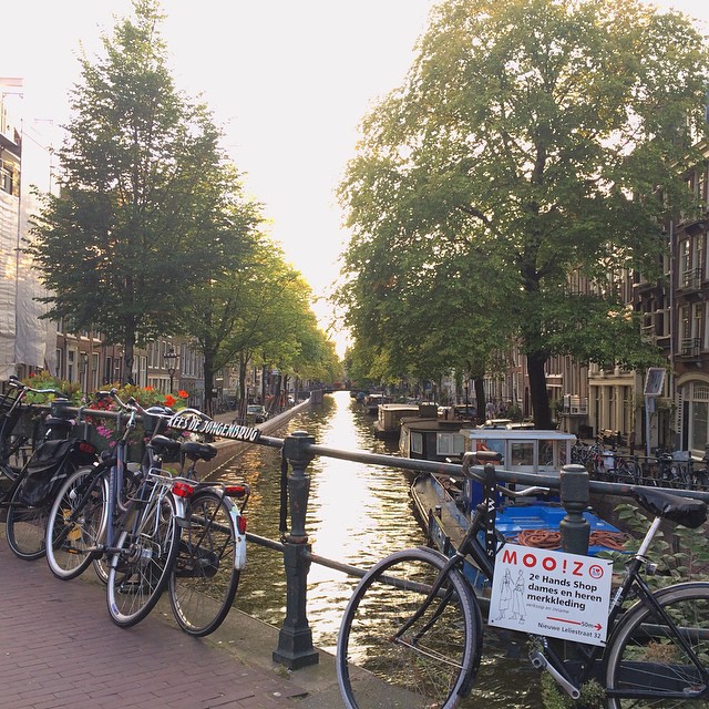 アムステルダムは自転車と運河の街