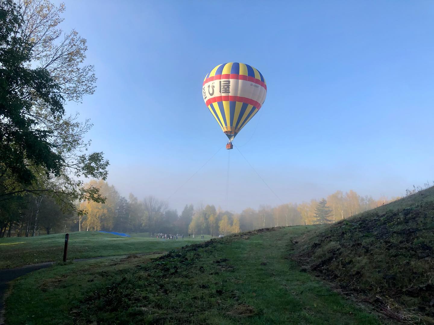_⁣
Today’s  #shootinjapan from AOI Global is a hot air balloon, floating in the picturesque morning sky of central Hokkaido

Hokkaido is the largest and northernmost prefecture of Japan with world-renowned ski resorts and volcanic hot springs️
Hokkaido’s many national parks and rural landscapes attract outdoor lovers from all over the globe.

#aoiglobal  #filmproduction  #productioncompany  #filmmakersworld  #productionservices  #shootinglocation  #filmwork  #filmmakinglife  t #weeklyinspiration  #remoteshoot  #remoteshootinjapan  #remoteshooting⁣