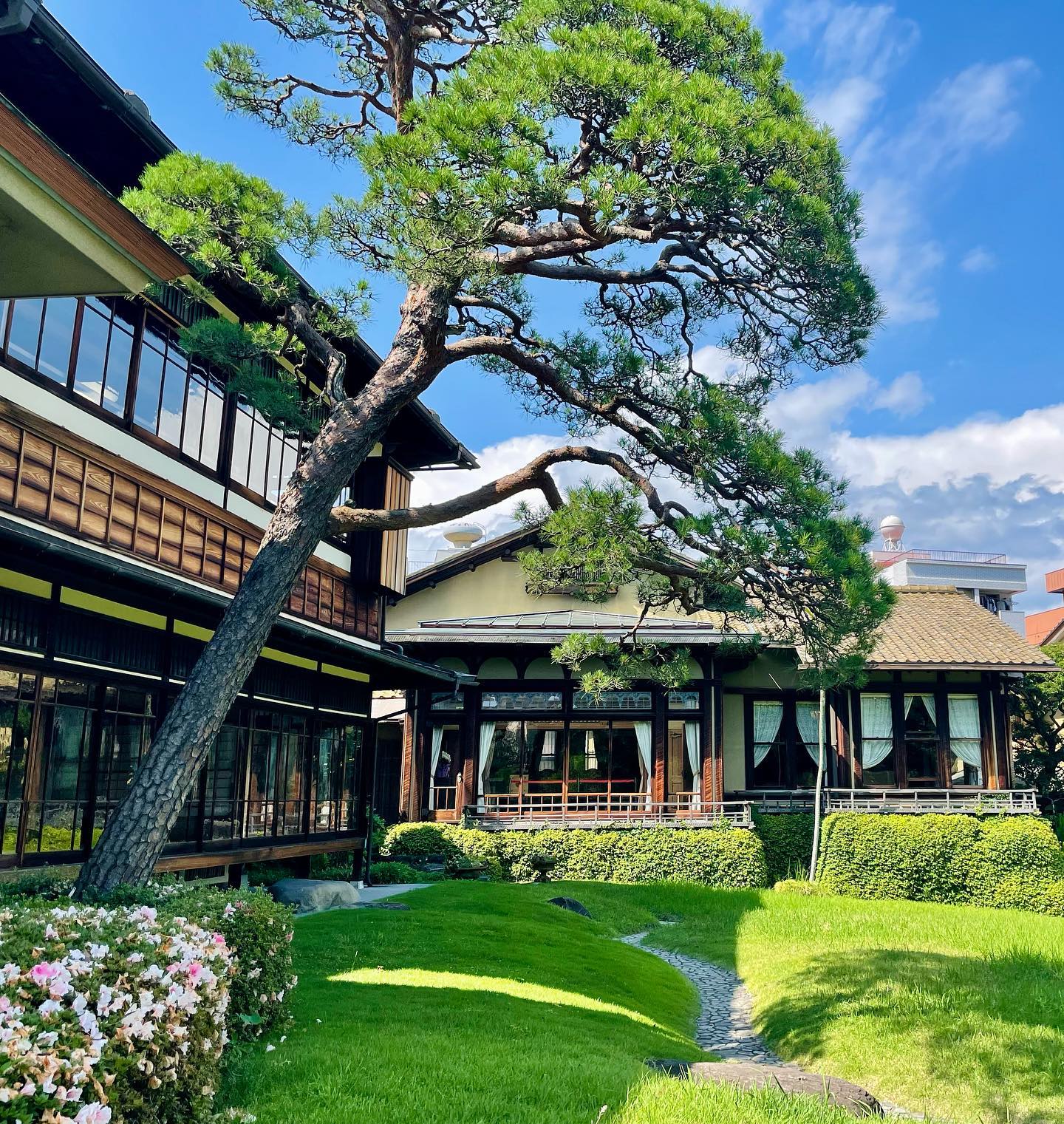 _
Today’s from AOI Global is Kiunkaku Villa located in Atami, Shizuoka Prefecture.

Kiunkaku was built as a villa in 1919 and rebuilt as a ryokan (Japanese traditional inn) in 1947. 
The architectural style of the mansion is a unique fusion of elements from various cultures including Japan, China, and Europe. As a ryokan, it was loved by many of Japan's literary giants such as Osamu Dazai and Yuzo Yamamoto

t #remoteshooting⁣